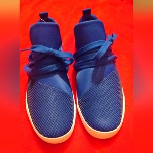 Nice pair of blue casual shoes can be wearing for dress or gym shoes size 9 1/2